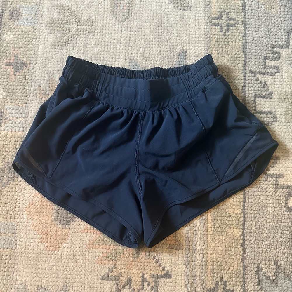 Lululemon Hotty Hot 2.5” shorts size 4 in Navy